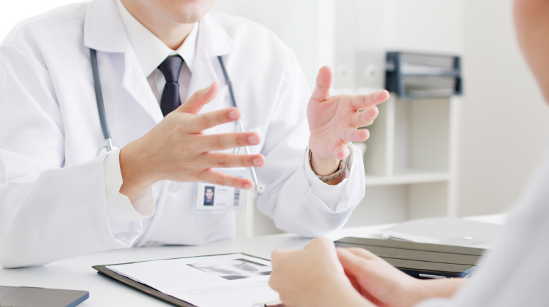 歯科医師が患者様にカウンセリングしている写真