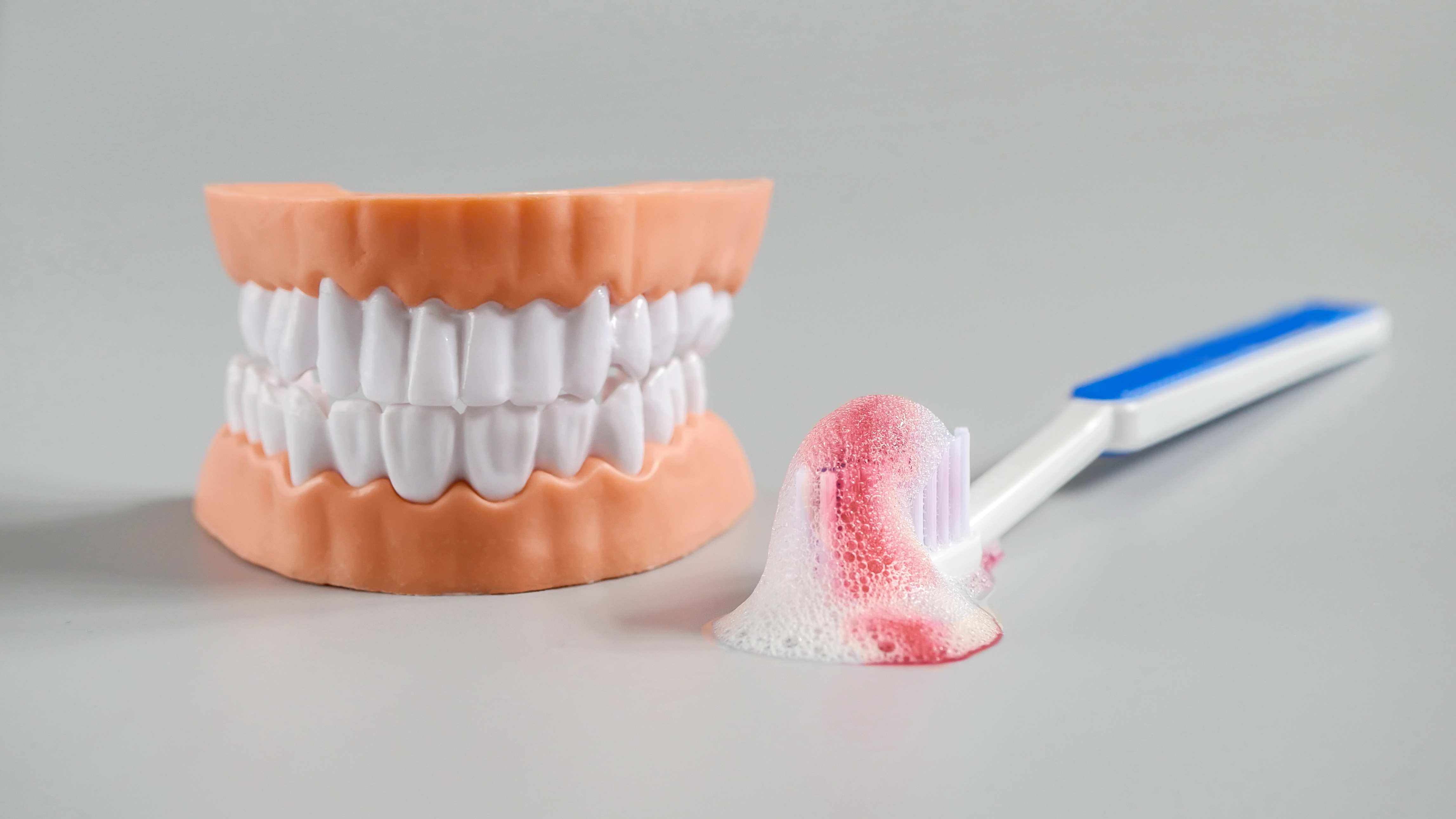 オフィスホワイトニングの施術中の写真