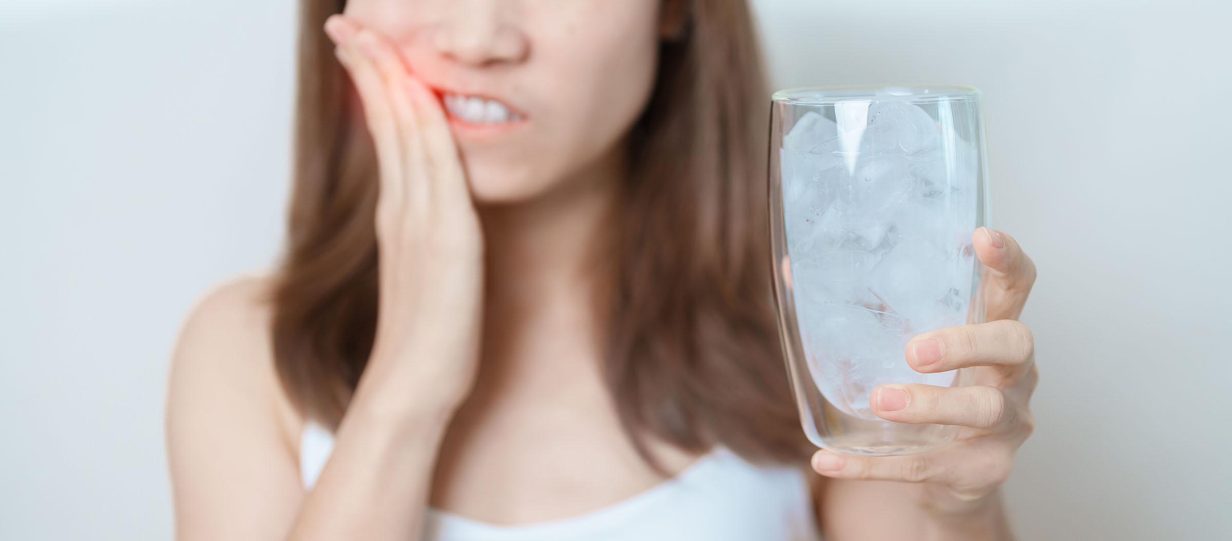 冷たい飲み物が歯にしみる女性のイメージ写真